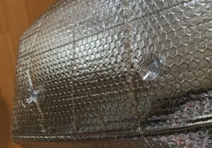 Auto verdunkeln: DIY-Anleitung Isolierfolie mit Saugnäpfen