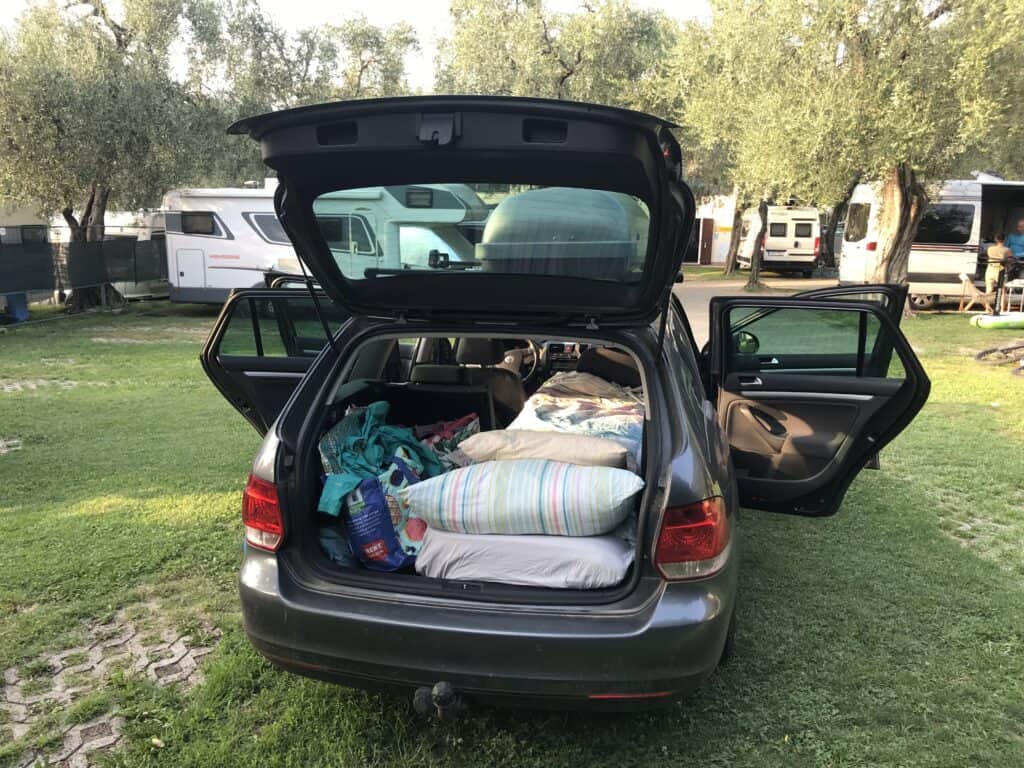 Schlafen-im-Auto-Camper-Umbau-Schlafplatz-Ordnung-Titelbild