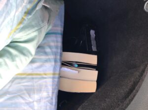 Car-Camper-Umbau-Schlafplatz-Ordnung-Bücherregal