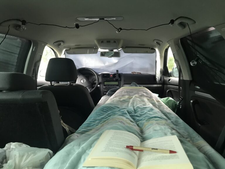 Schlafen-im-Auto-Camper-Umbau-Schlafplatz-Ordnung-schlafen