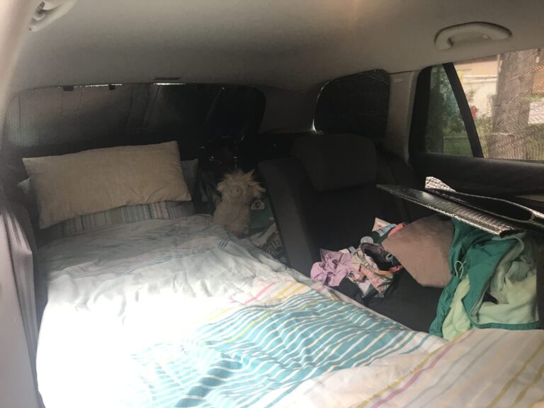 Schlafen-im-Auto-Camper-Umbau-Schlafplatz-Ordnung-Rückbank und Bett