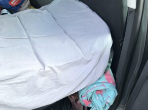Schlafen-im-Auto-Camper-Umbau-Schlafplatz-Ordnung-picknickdecke-gerade