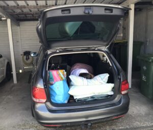 Schlafen-im-Auto-Camper-Umbau-Schlafplatz-Ordnung-Liegefläche